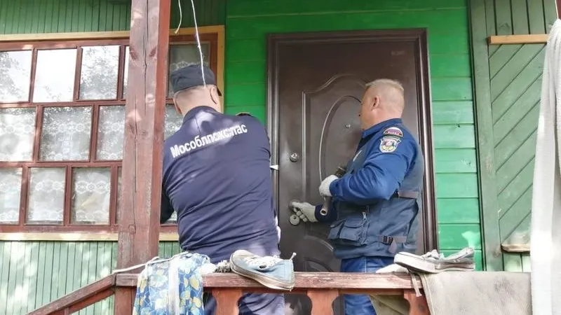 Спасатели в Дмитрове освободили пожилую женщину, заблокированную в собственном доме