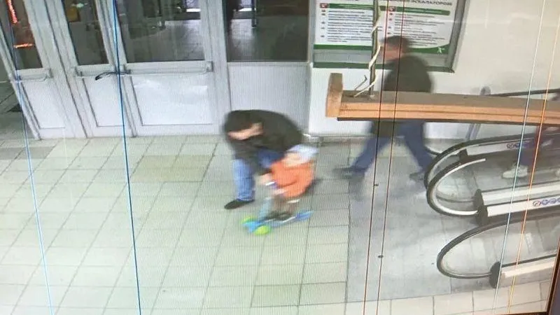 Наглый вор с ребенком укатил чужой самокат из супермаркета в Балашихе