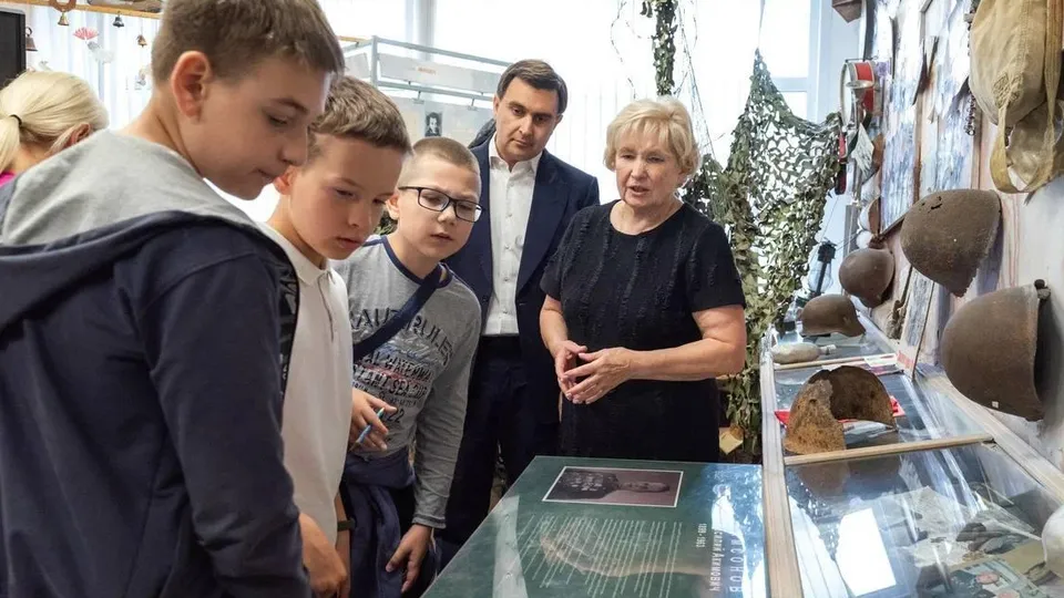 Глава Реутова Филипп Науменко и депутат Мособлдумы Лидия Антонова (на заднем плане). Фото: администрация г.о. Реутов