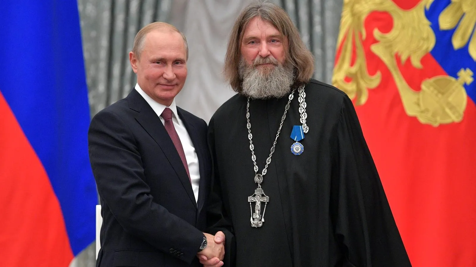 Президент России Владимир Путин и Федор Конюхов на церемонии вручения государственных премий в Кремле, 27 июня 2018 года. Kremlin Pool