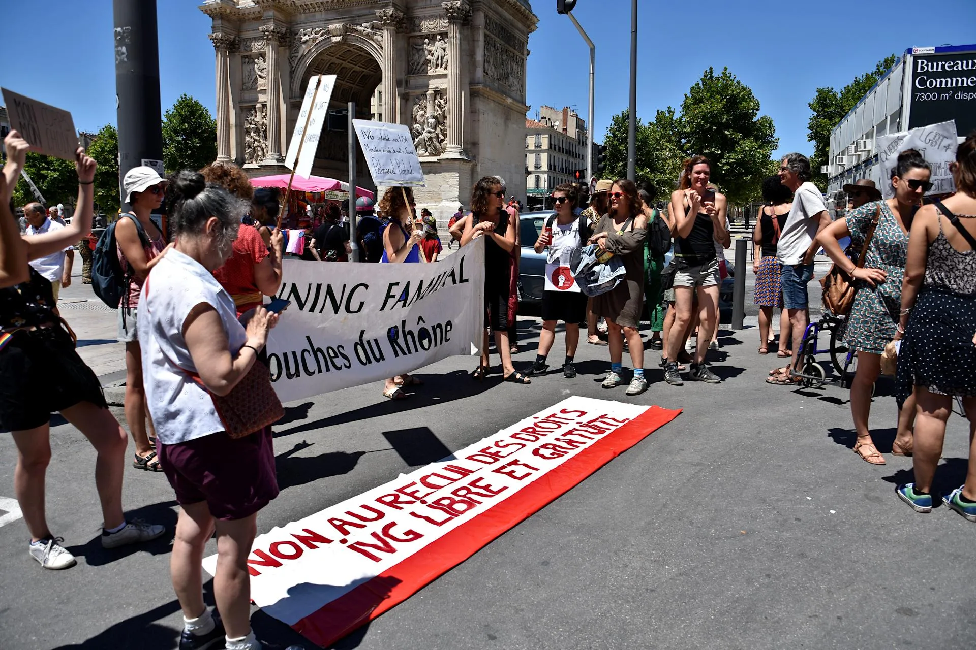 Активисты и протестанты собрались на площади в Марселе, чтобы защитить права на аборт. Июль, 2022 год. Фото: Gerard Bottino / Keystone Press Agency