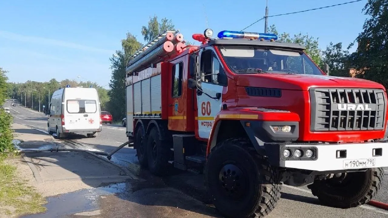 Жилой дом вспыхнул утром в деревне под Талдомом