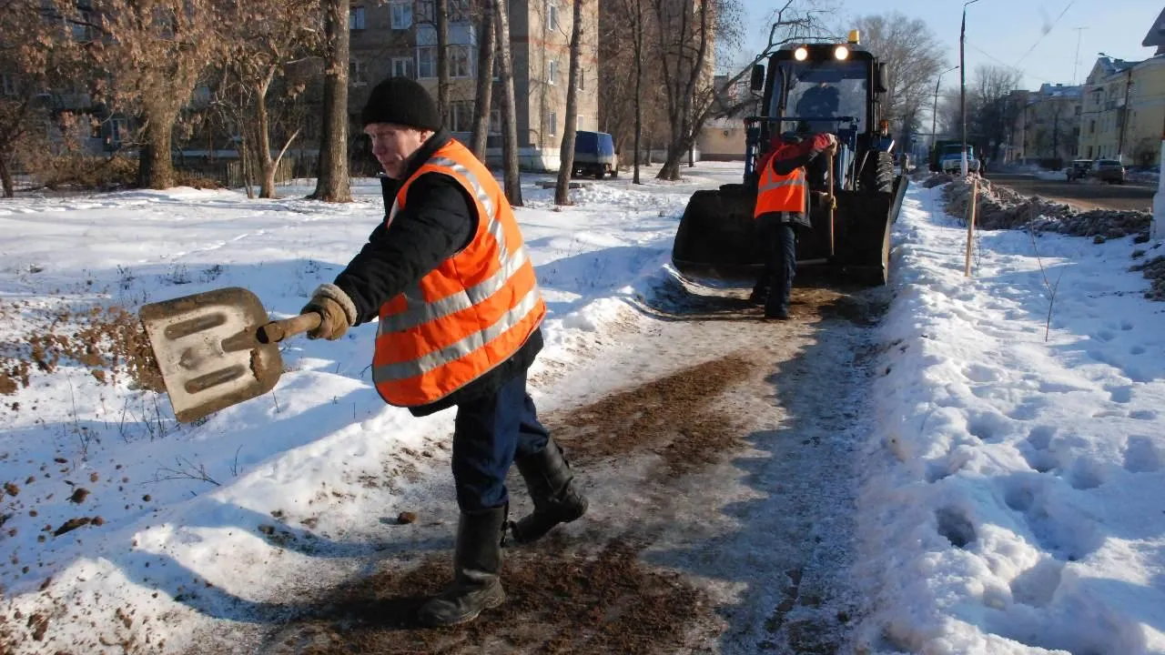 Жительница Красноярска призвала дорожников сыпать реагенты себе «в чай, кофе и на раны»