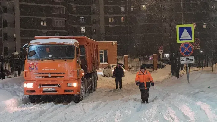 В Люберцах коммунальщики круглосуточно борются со снегопадом