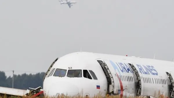 Самолет, совершивший жесткую посадку в Подмосковье, разрежут и вывезут по частям