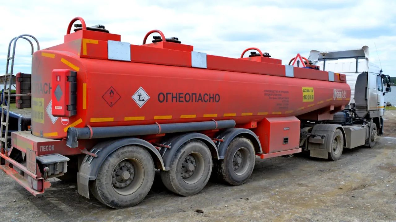 В Красноярском крае произошел разлив нефтепродуктов: 14 т дизтоплива попало на землю
