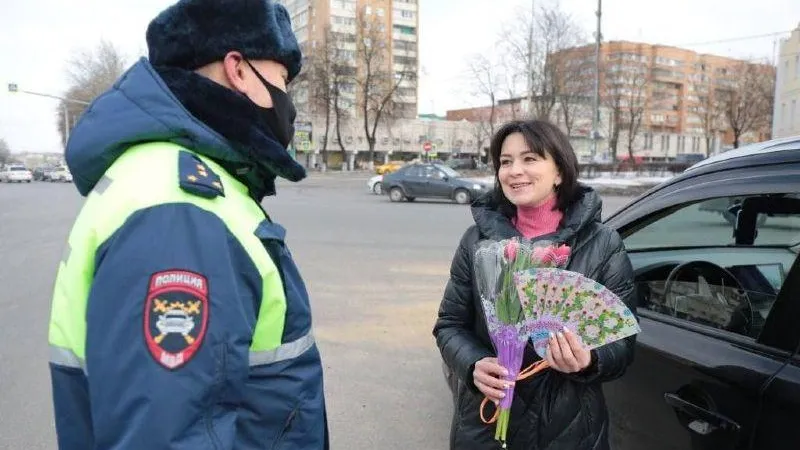 Сотрудники Госавтоинспекции Подмосковья поздравили автоледи с наступающим 8 Марта