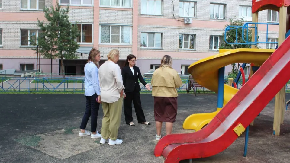Заместитель главы городского округа Фрязино Наталья Силаева проинспектировала ремонт горки на детской площадке на улице Горького. Фото: пресс-служба администрации г.о. Фрязино