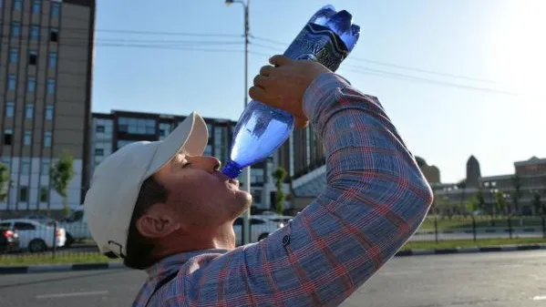 Онищенко: в жару пейте больше 2 литров воды и не злоупотребляйте минералкой