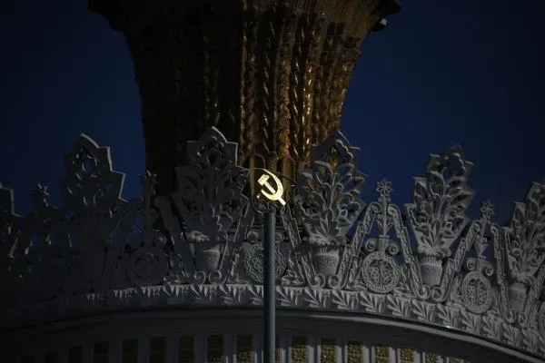 Герб на башне павильона № 58 «Земледелие» (до 1964 года — «Украинская ССР») на ВДНХ в Москве