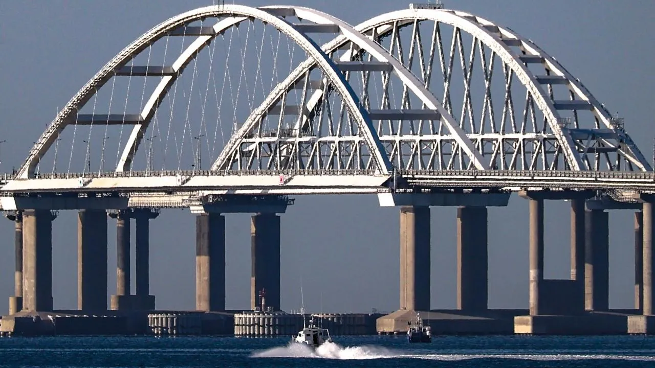 На Крымском мосту автомобили продолжают проезжать по реверсивному движению