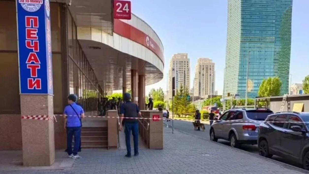 В Астане вооруженный мужчина захватил заложников в отделении банка
