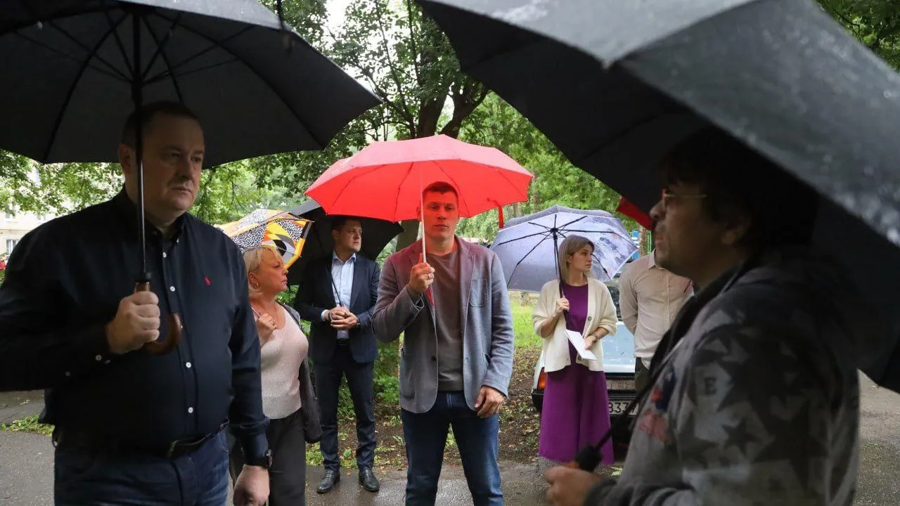 Сергей Никитенко проверил, как справляется с работой УК в трех домах по улице Крупской