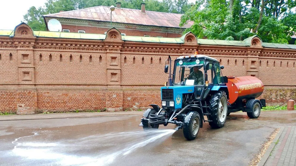 Почти пять тысяч подмосковных дворов очистили от пыли и грязи за неделю