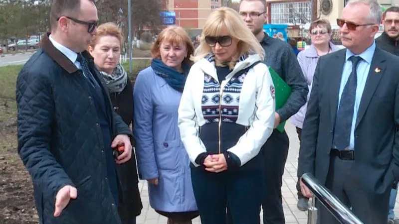 Оксана Пушкина проверила доступность городской среды Селятино для маломобильных групп населения