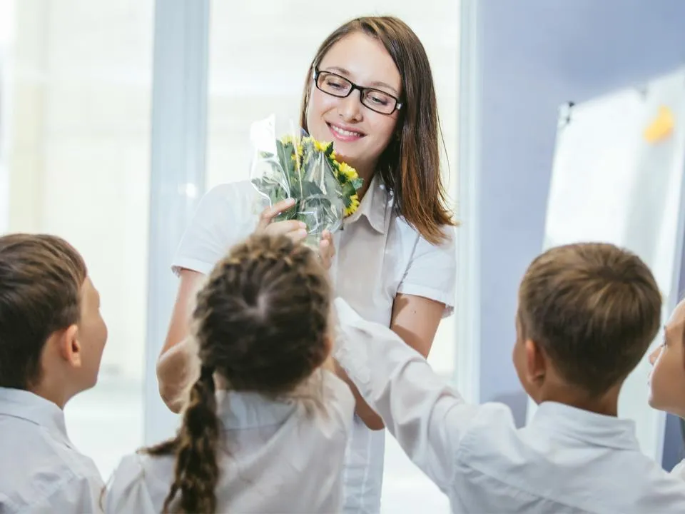 За это могут уволить с работы: что точно нельзя дарить педагогу на День учителя