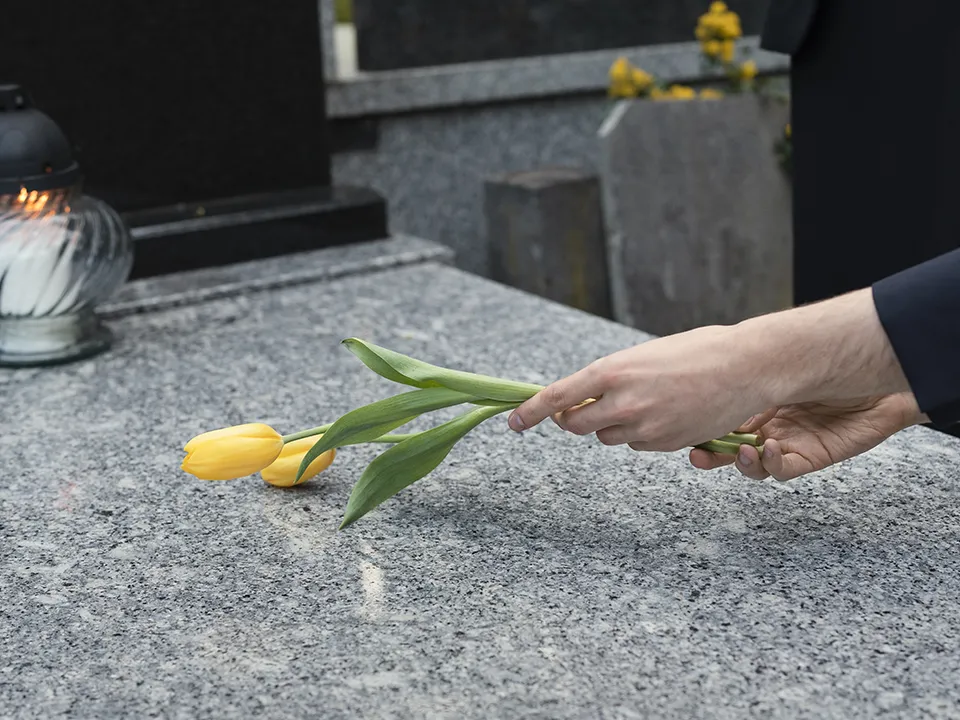 «Чтобы путь был легким»: эзотерик Алиева рассказала, какие предметы принято класть в гроб покойника