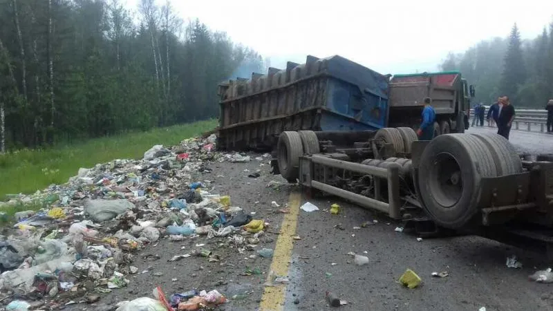 Мусоровоз столкнулся с фурой и засыпал отходами трассу на Новорижском
