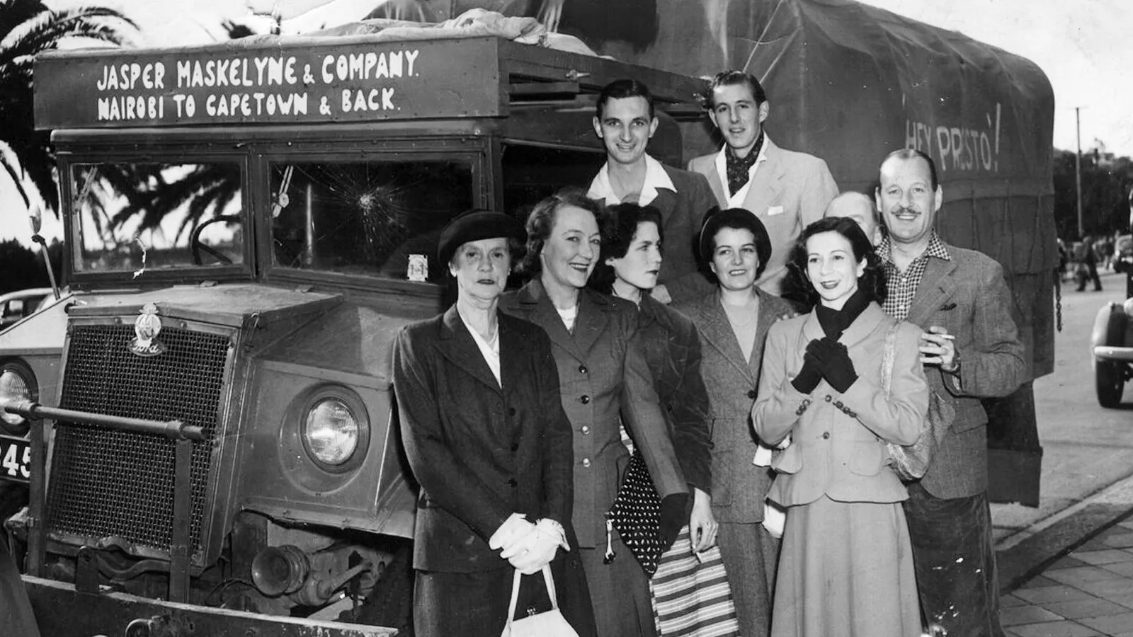 Джаспер Маскелайн (крайний справа, с усами) и его волшебная труппа отправляются на гастроли, Найроби, 1950 год