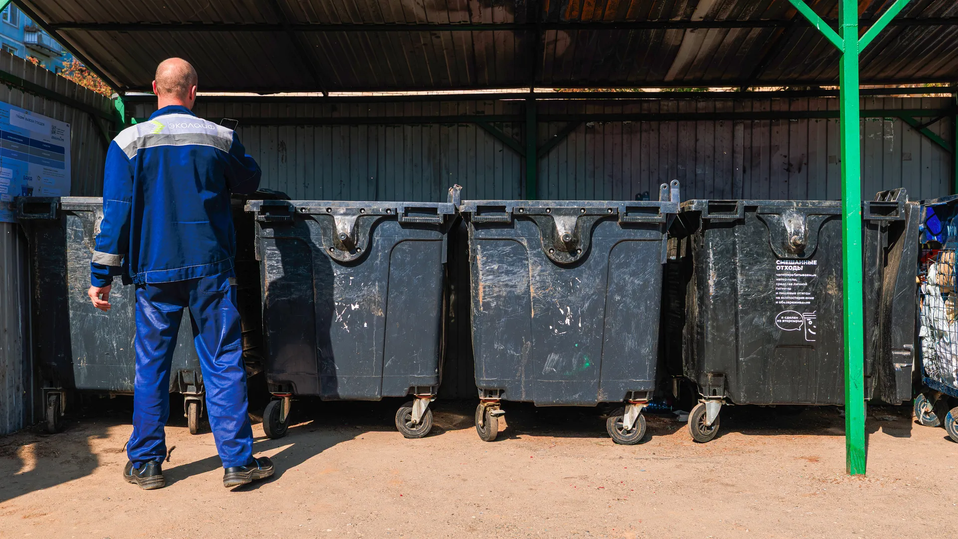 Работа мусоровоза при вывозе ТКО в Рузском округе
