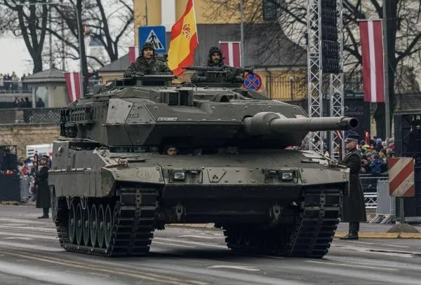 Военнослужащие Испании на танке Leopard 2E на параде в Риге в День независимости Латвии