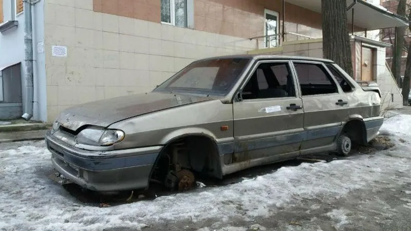 После публикации в «Подмосковье сегодня» в Балашихе очистили от мусора брошенное авто