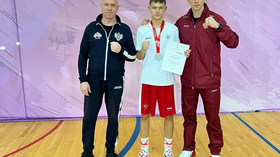 Боксер Тимур Тимирбаев (в центре). Фото: пресс-служба администрации г. о. Лосино-Петровский