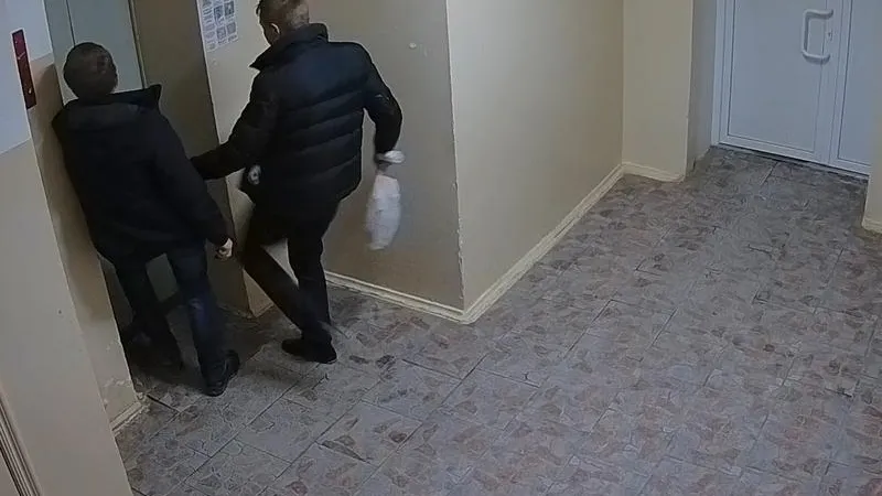 Вандалы выбили дверь лифта в Хотьково