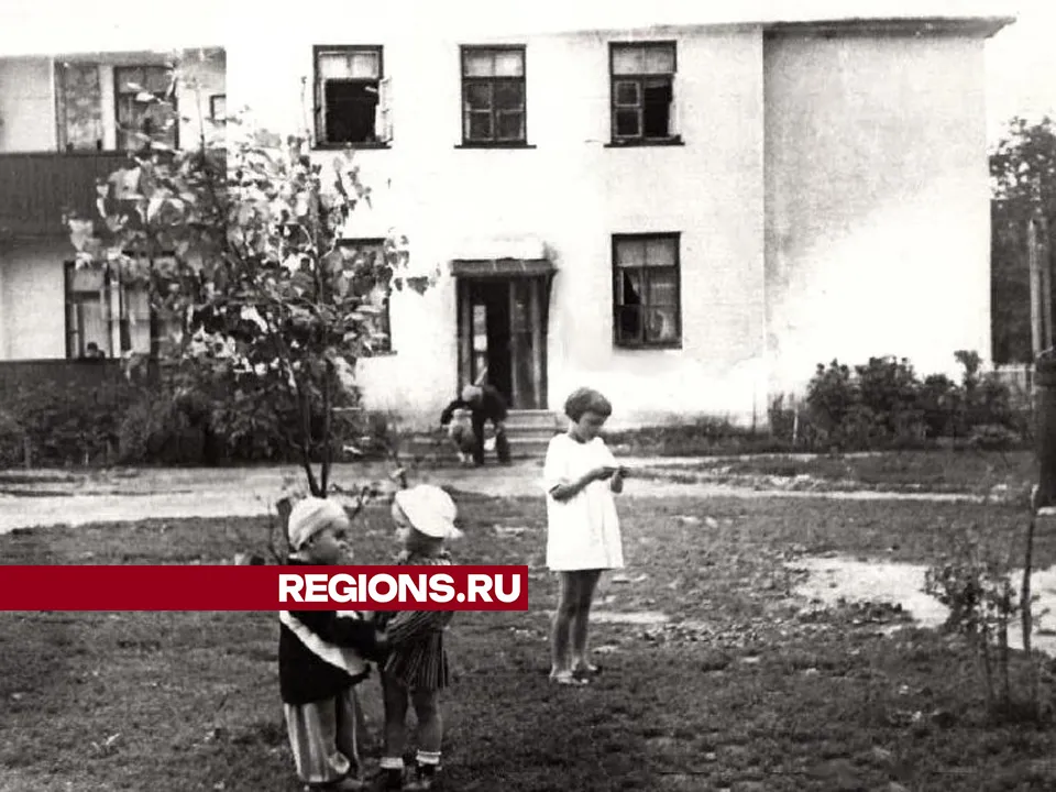 Дети во дворе дома гидрометслужбы. Фото: личный архив Натальи Тарашевской