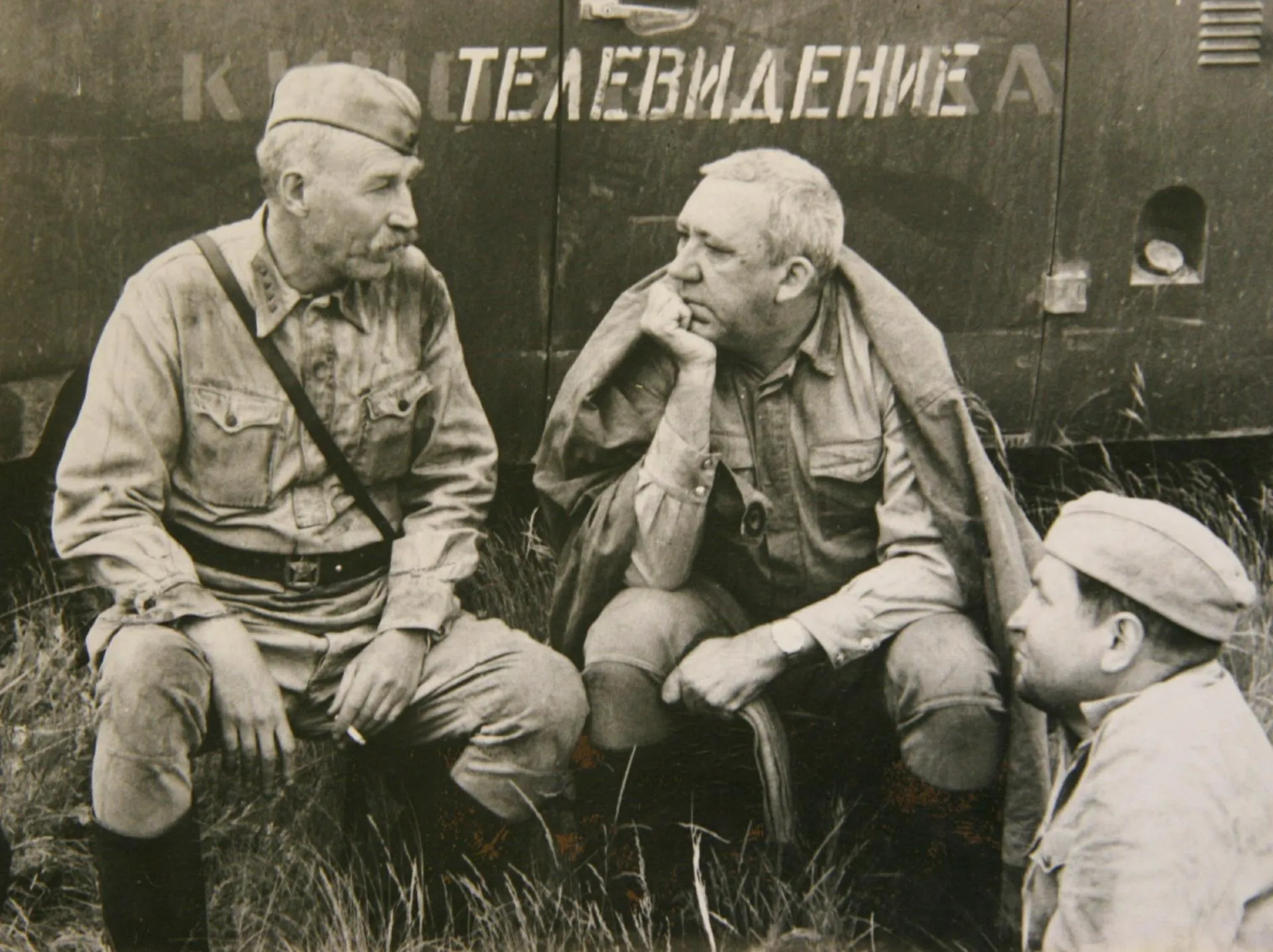 Актеры Иван Лапиков и Юрий Никулин на съемках фильма «Они сражались за Родину». 1974 год /Genrietta Peryan/Global Look Press