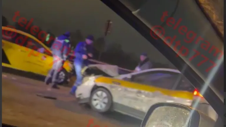 Момент аварии. Скриншот из видео в ТГ-канале «ДТП и ЧП МОСКВА и МО»