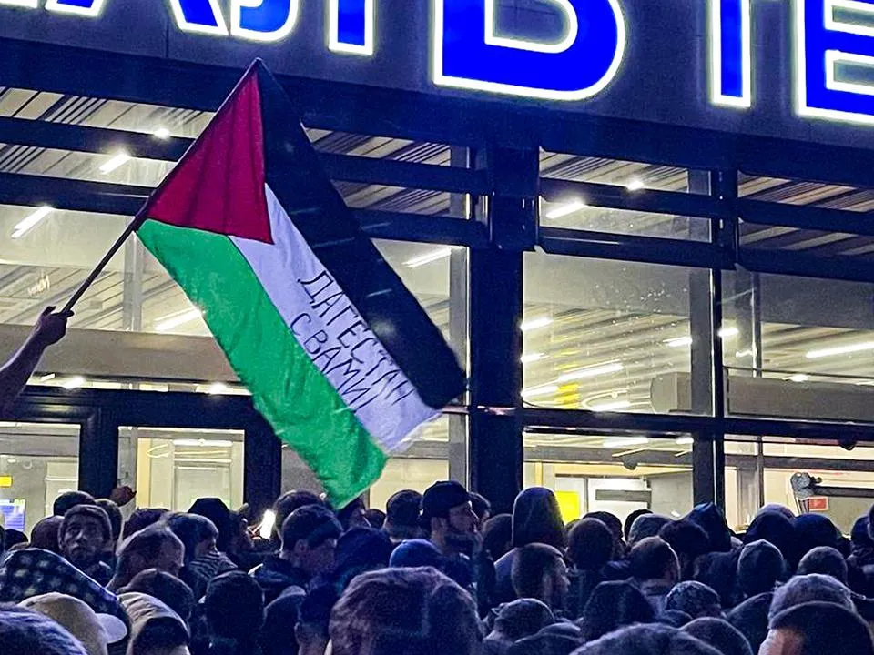 «И на бешеного зверя найдется управа»: выяснилось, кто на самом деле стоит за беспорядками в Махачкале