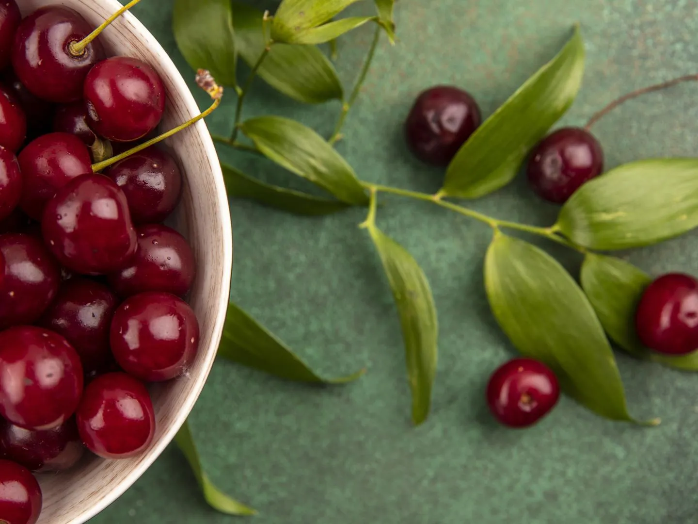 Врач Малиновская заявила, что вишневая наливка помогает бороться со страшным последствием COVID-19