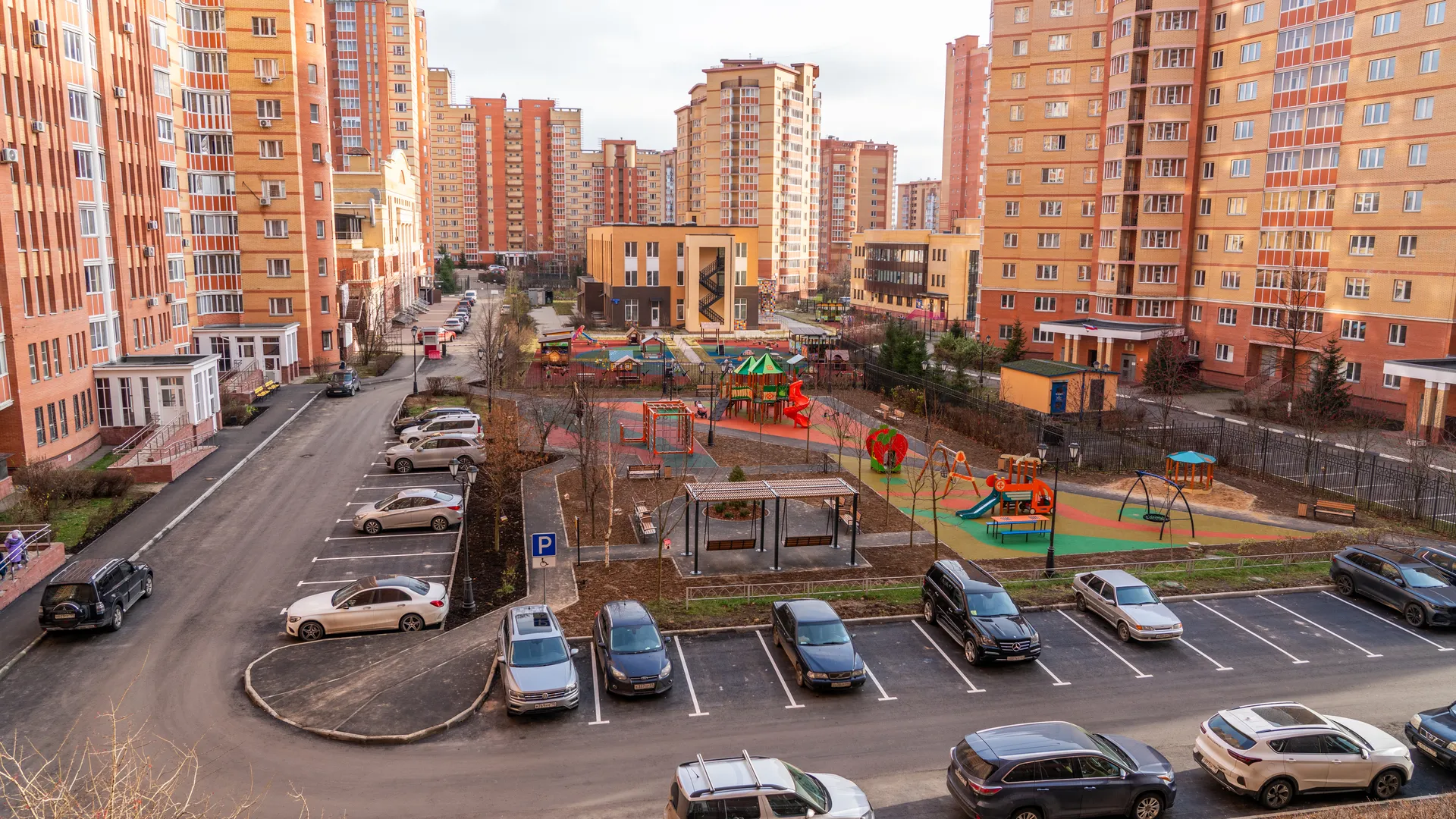 Магнитола, колеса и даже блок управления: что успели украсть ночью с ВАЗа в российском дворе?