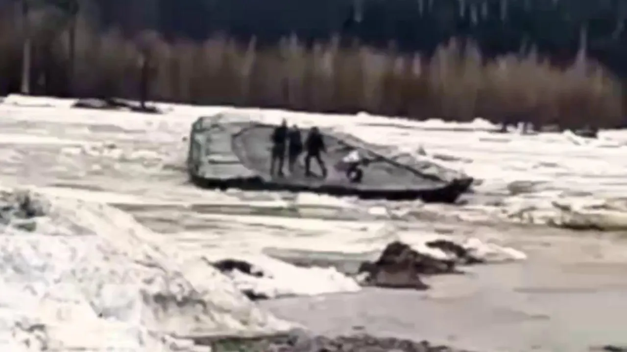 В Кемеровской области паводок снес понтонный мост с людьми
