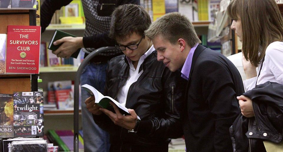 Запрет студентам хранить книги Акунина и Быкова в общежитиях оказался фейком