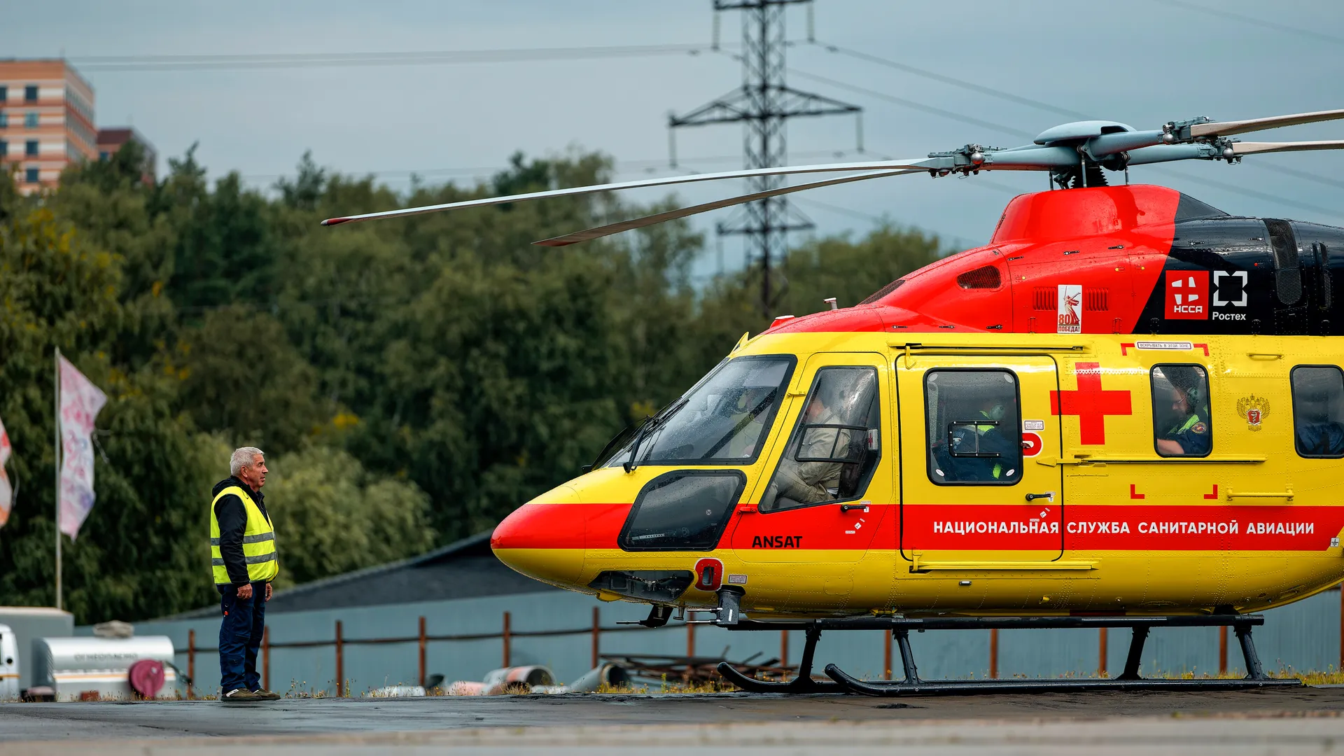 Вертолет санитарной авиации в Подмосковье