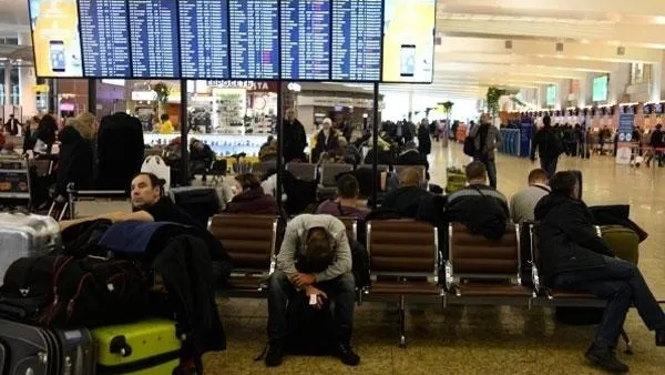 Около 30 рейсов задержали и отменили в столичных аэропортах