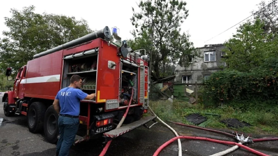 После обстрела в Донецке загорелась крыша жилого дома