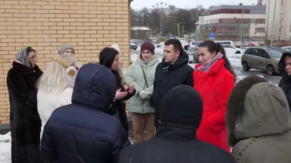 Каторов с жителями. Скриншот из видео в ТГ-канале Станислава Каторова