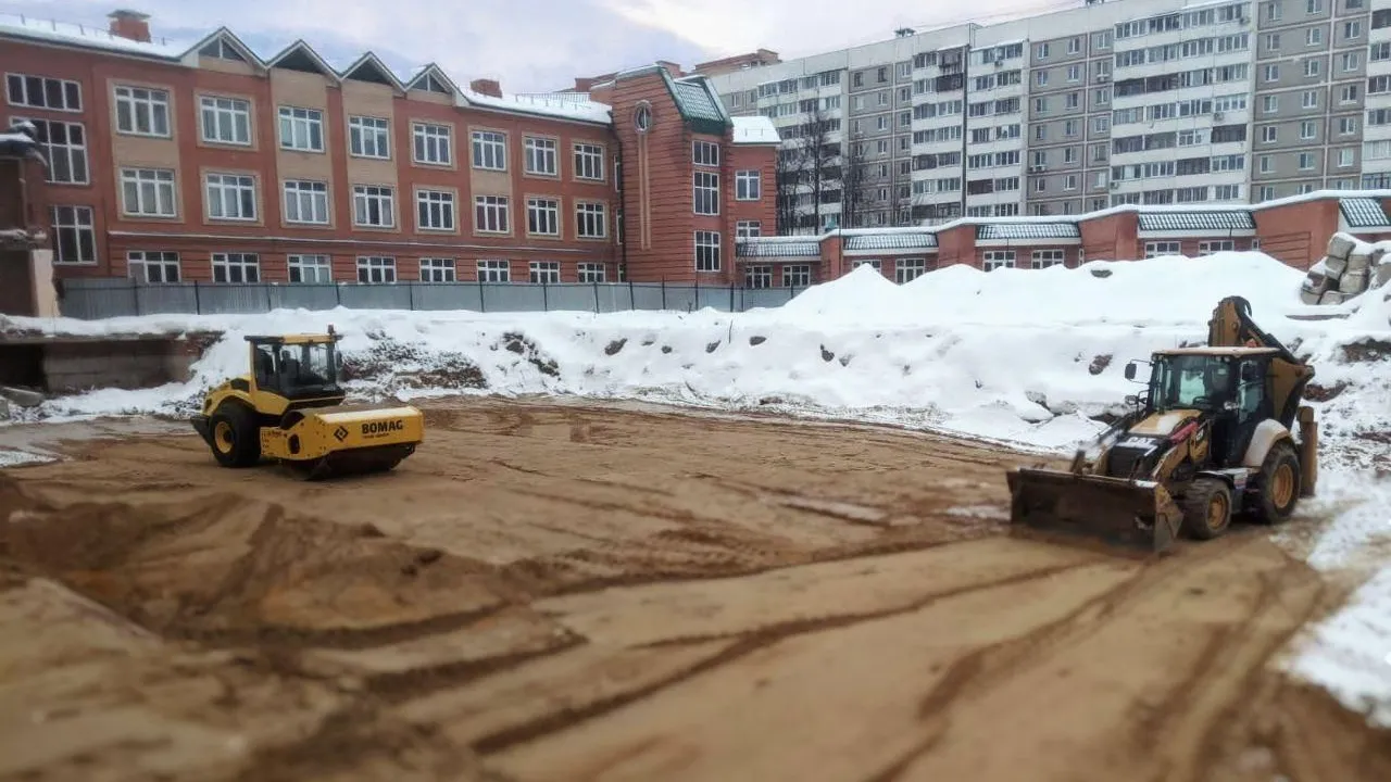 Пристройку начали возводить к одной из школ в подмосковном Чехове