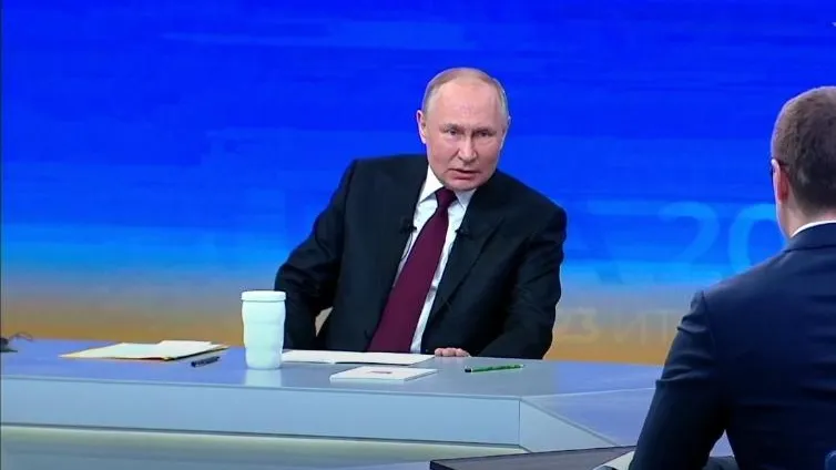 Путин закашлялся, отвечая на вопрос, и пожаловался на ветродуй от кондиционеров