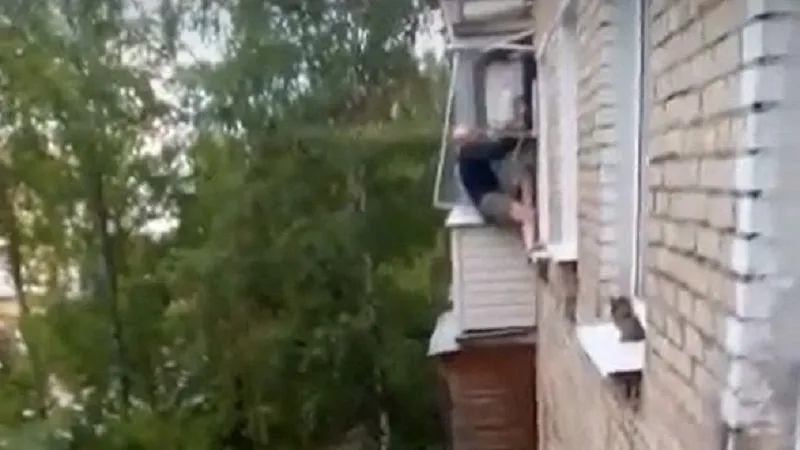 Буйного мужчину в неадекватном состоянии сняли с фасада дома в Долгопрудном