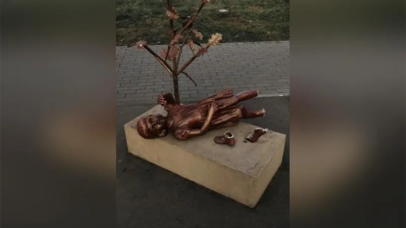 Вандалы оторвали ноги скульптуры маленькой девочки в Химках