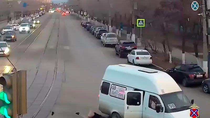 Выпала, полежала и ушла: девушка угодила в больницу, прокатившись в маршрутке