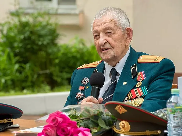 «Без юмора до 99 лет не дожить»: правила жизни ветерана, который улыбается уже почти 100 лет
