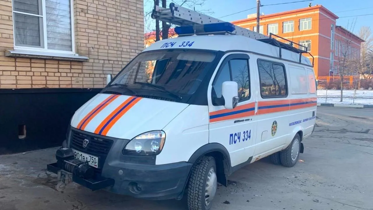 Подмосковные спасатели помогли жителю Ступино попасть в запертую квартиру к матери