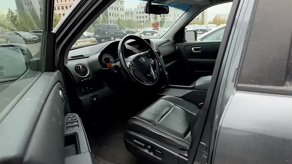 Военным из мотострелкового полка передали легковые автомобили и мебель