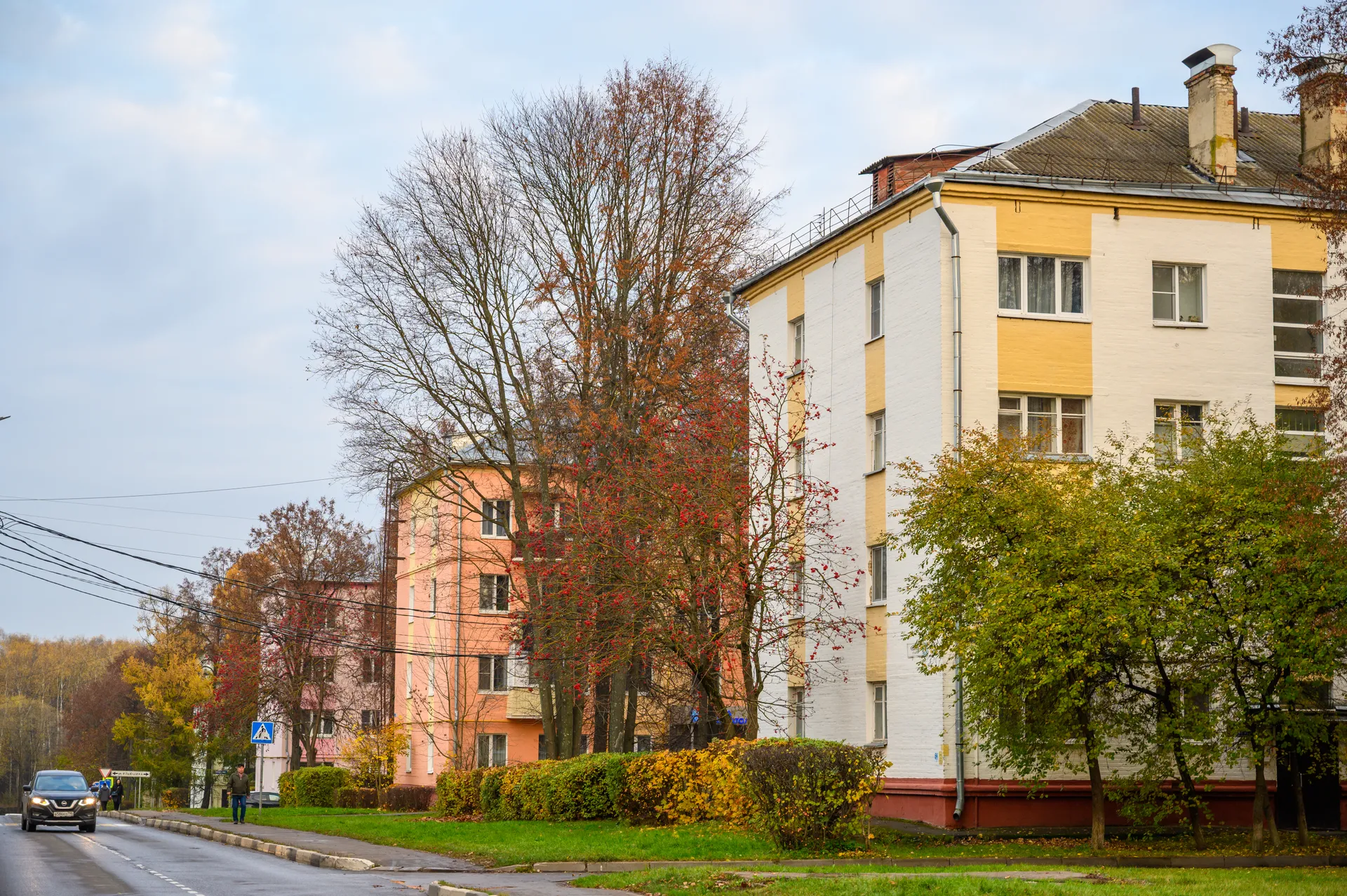 Многоквартирный дом в микрорайоне Авиационный Домодедово осенью