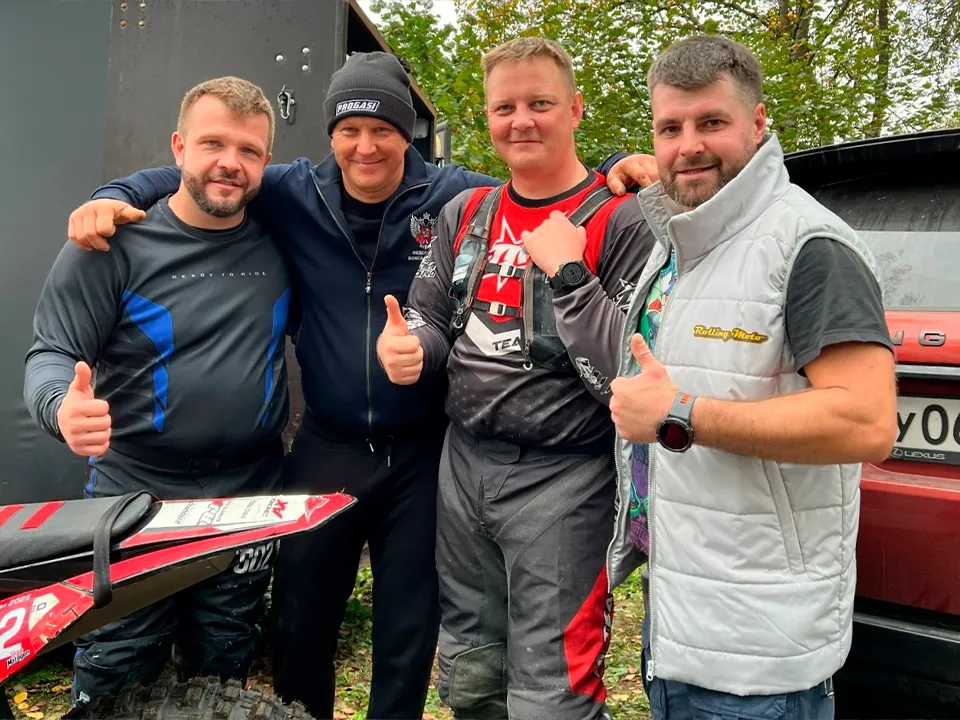 Алексей Иванов (крайний справа)